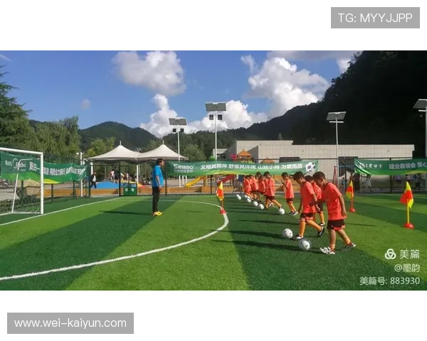 足球俱乐部在赛季宣传中侧重社区互动与公益形象塑造，足球俱乐部宣传海报